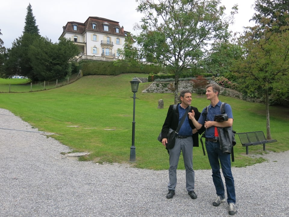 Benno Bühlmann und Roger Pfyl stehen bei der Villa Krämerstein.
