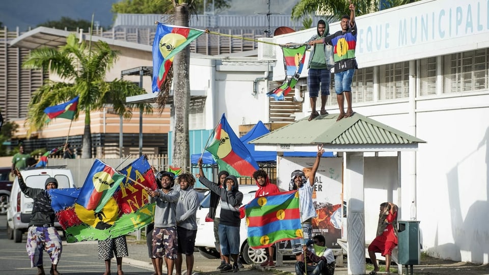 Fahnen-schwenkende junge Bürger von Neukaledonien 