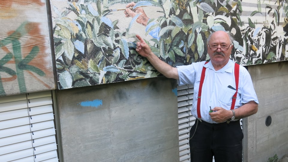 Guido Nussbaum steht vor seinem Kunstwerk