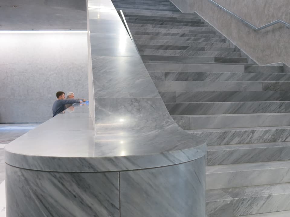 Zwei Arbeiter polieren Marmor-Treppe
