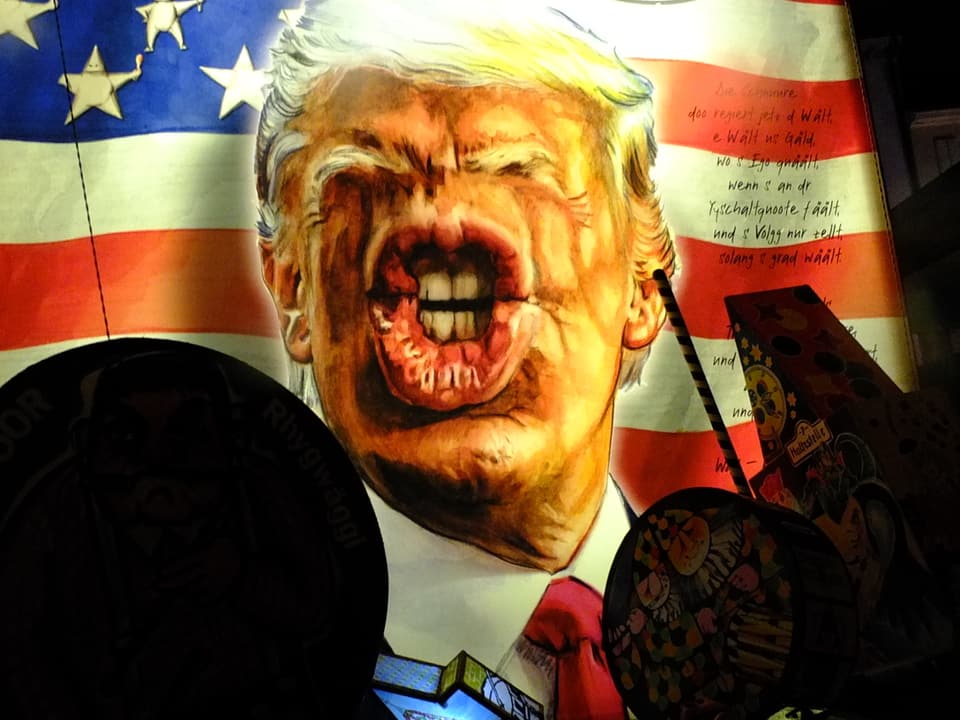 Trump vor amerikanischer Flagge