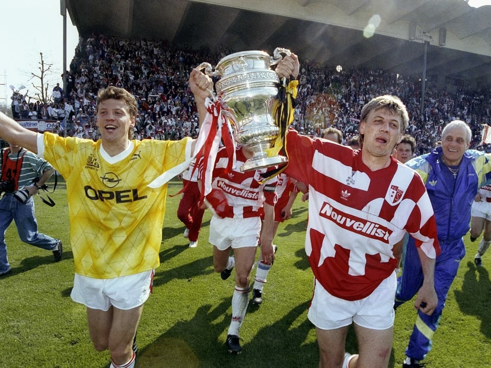 Zwei Sittener Spieler mit dem Pokal nach dem Cupfinal 1991.