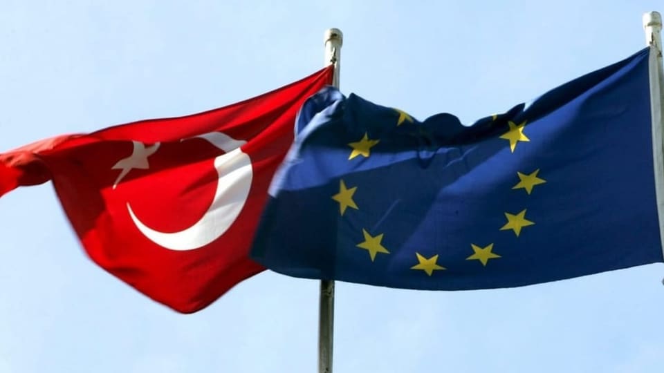 Türkei- und EU-Fahnen.