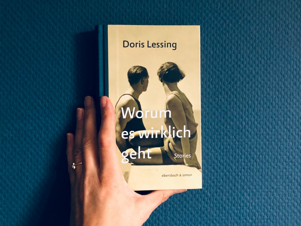 «Worum es wirklich geht» von Doris Lessing vor einer blauen Tapetenwand