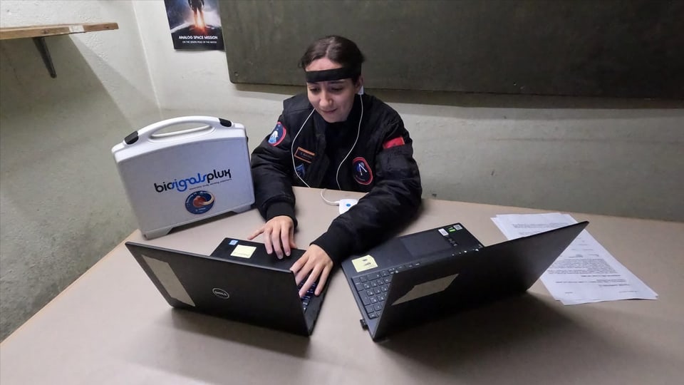 Frau mit Kopfband arbeitet an Laptop.