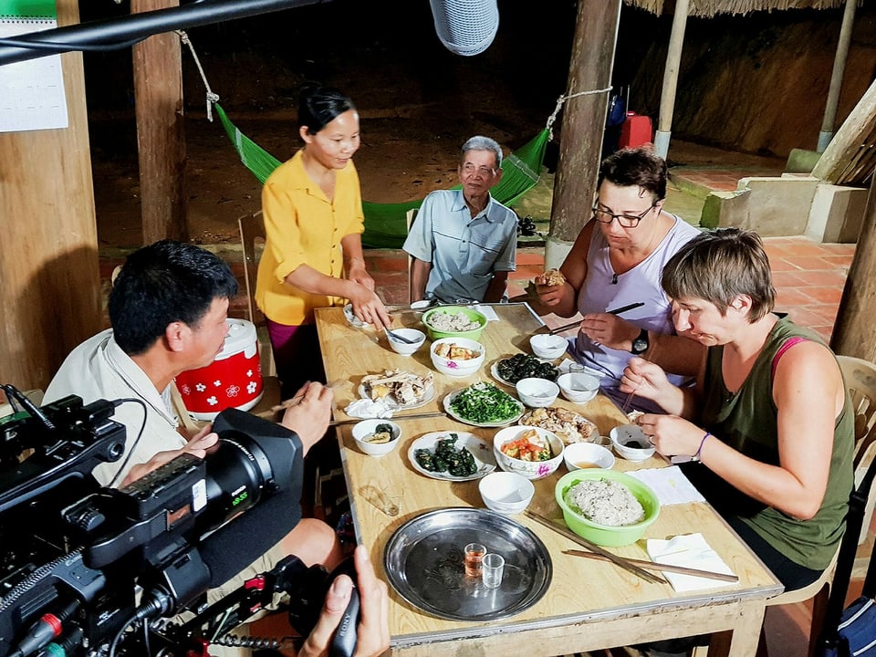 Kamera filmt Menschen beim Essen.