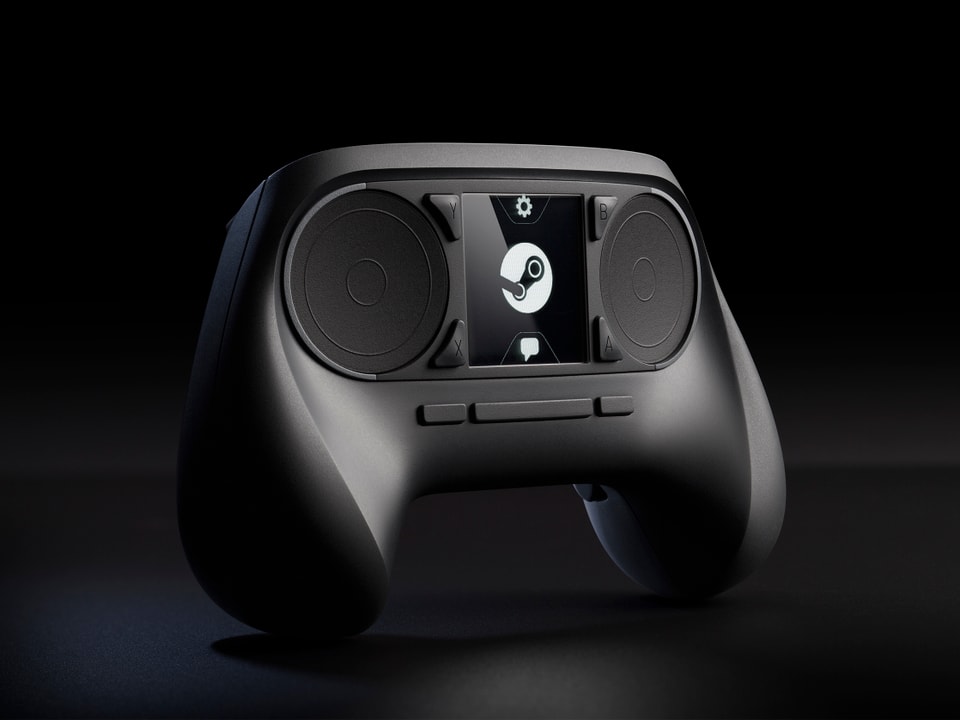 Ein schwarzer Game-Controller vor schwarzem Hintergrund, in der Mitte des Controllers ein Touchscreen.