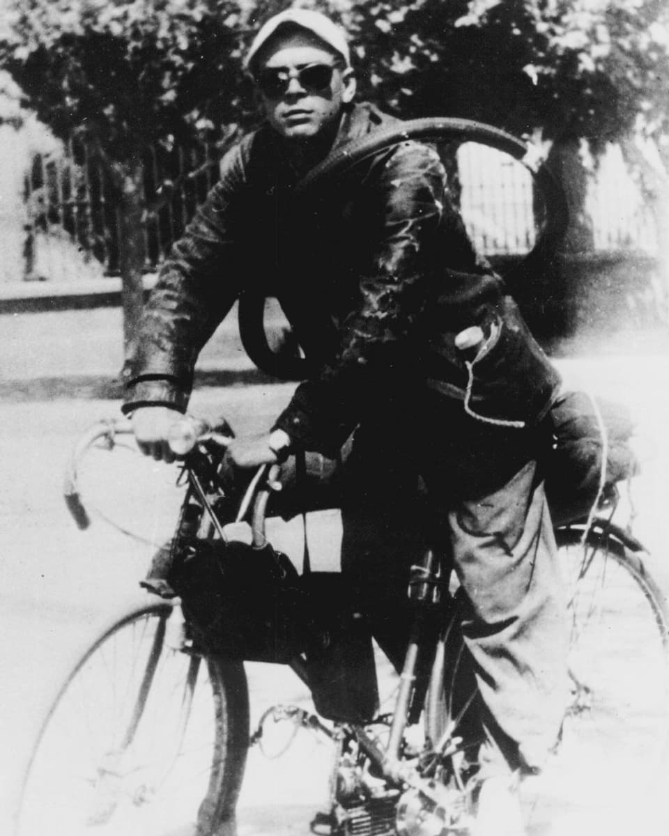 Der junge Che Guevara auf einem Fahrrad. 
