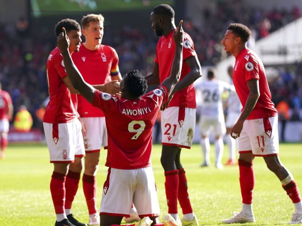 Die Spieler von Nottingham Forest mit Siegtorschütze Taiwo Awoniyi.