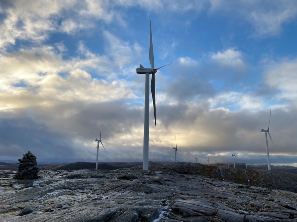 Blick auf Windräder der Windkraftanlage in Fosen.