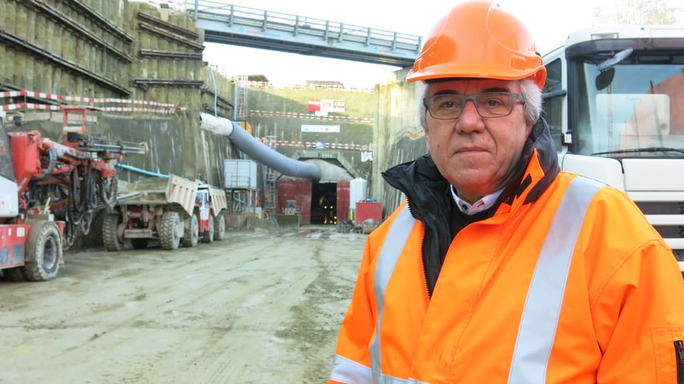 Gesamprojektleiter des BLS-Doppelspurausbaus Rosshäusern - Mauss, Edwin Stämpfli, steht in der Zone der künftigen Tunneleinfahrt. 