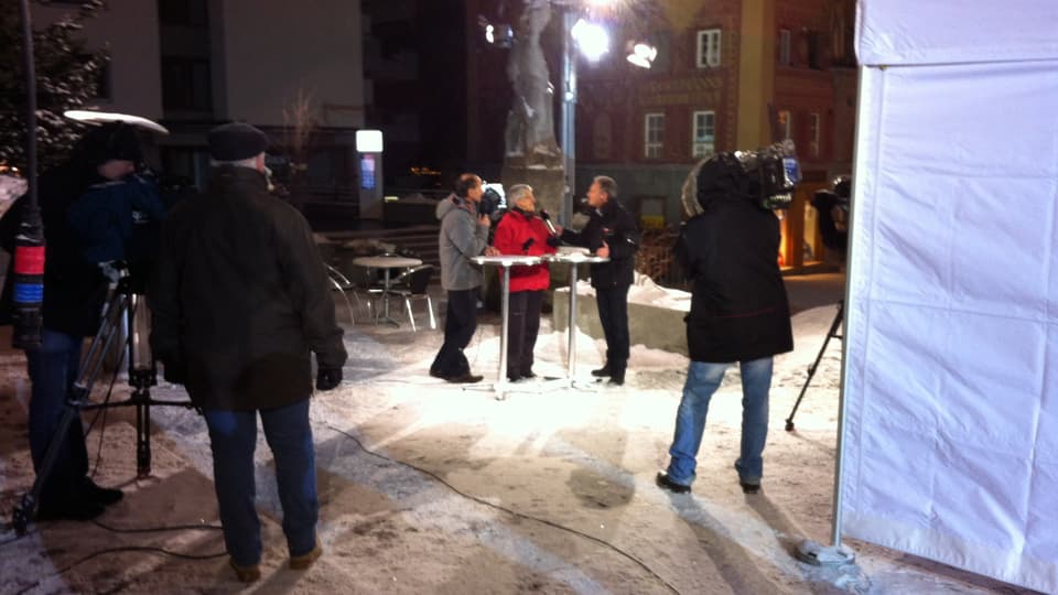 Die Kollegen aus Genf schalten nach St. Moritz: Gian Gilli (Leiter «Olympische Winterspiele Graubünden») und Silva Semandeni (Präsidentin «Olympiakritisches Graubünden») diskutieren in der Westschweizer Tagesschau.