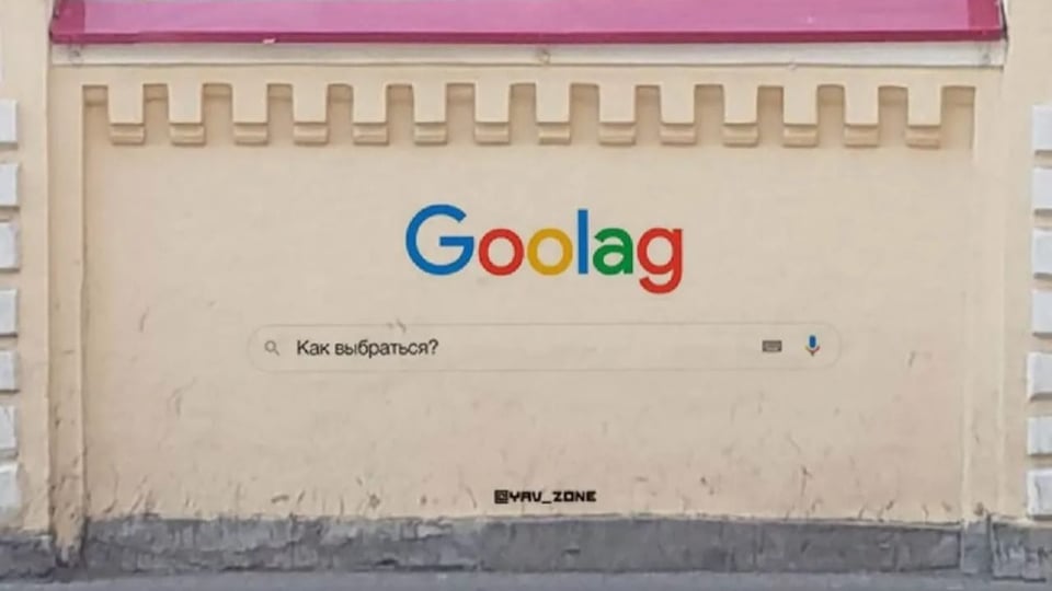 Kunstwerk auf einer Mauer mit dem Titel «Goolag, wie kommt man hier raus»