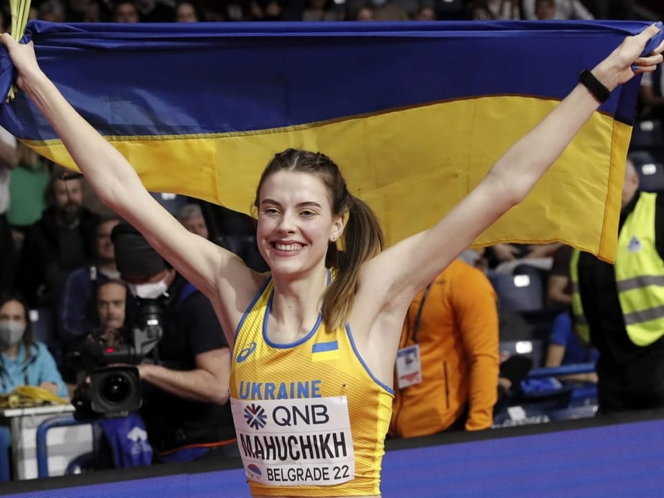 In Gedanken beim Heimatland Mahutschich mit der ukrainischen Flagge am Jubeln