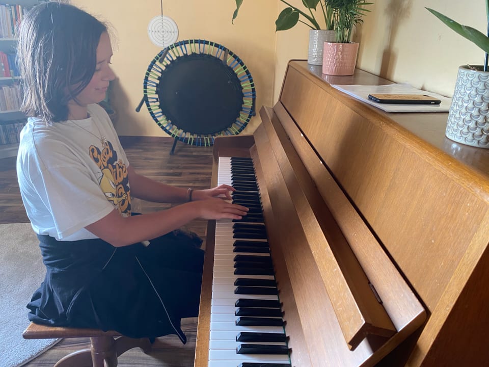 Muriel ist Marilous ältere Schwester. Sie hat sich Klavier spielen selbst beigebracht und zeigt uns jetzt was sie kann.