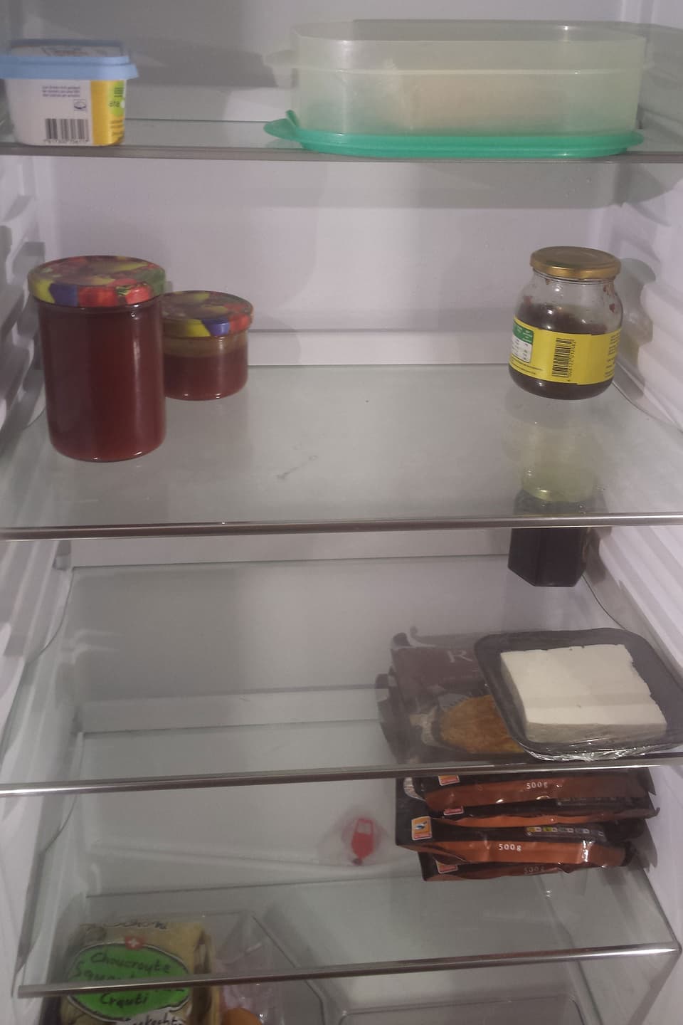 Nur wenige Sachen im Kühlschrank.
