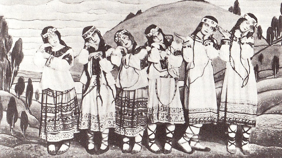 Sechs Tänzerinnen in Indianer-Kostümen auf der Bühne.