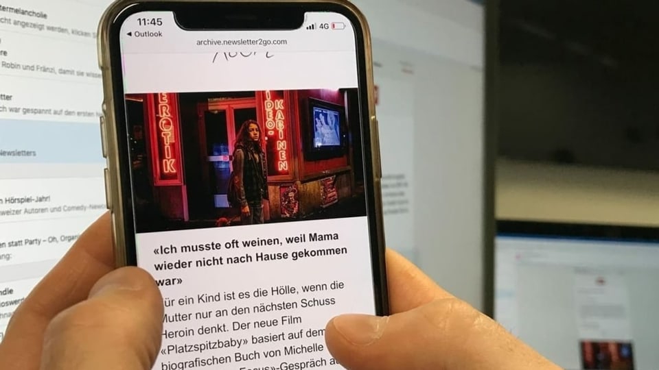 Zwei Hände halten ein Smartphone. Auf dem Screen eine Frau in der Zürcher Langstrasse. Dazu Text.