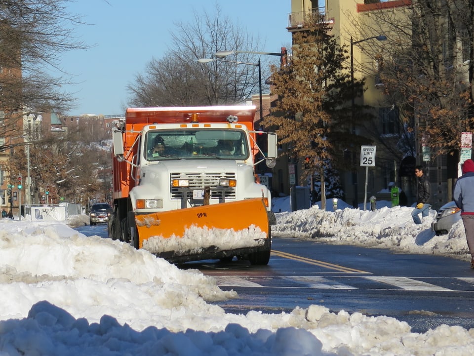 Ein Räumungsfahrzeug räumt Schnee von der Strasse