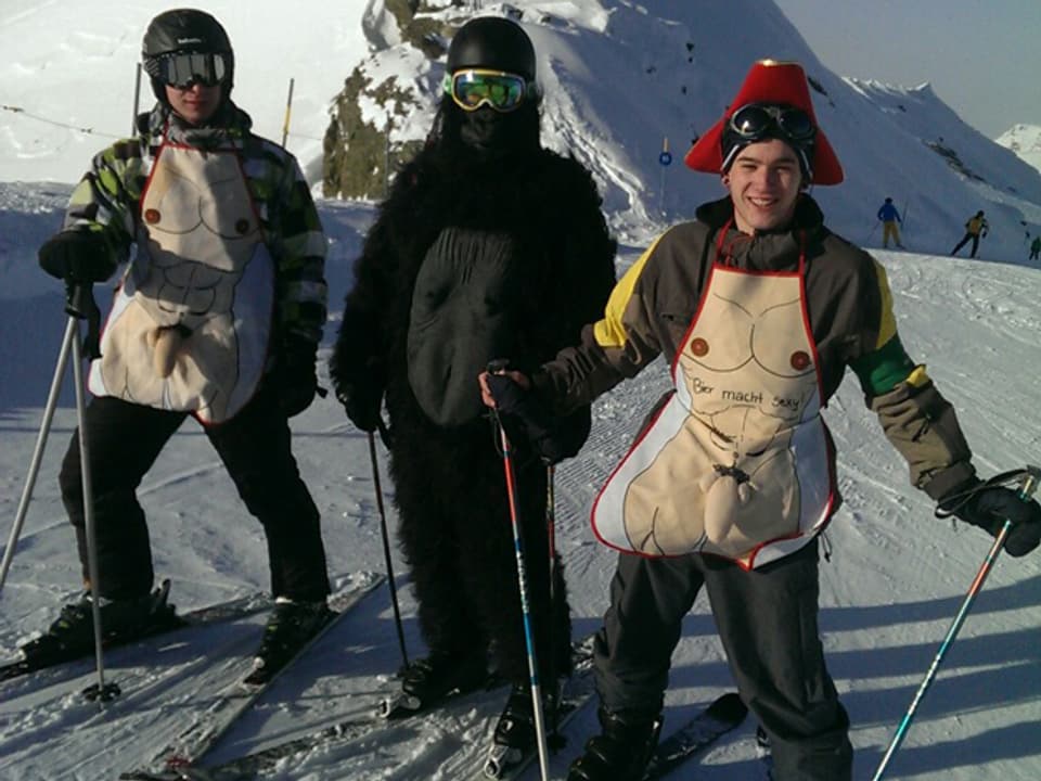 Drei Skifahrer, zwei mit Nacktschürze.