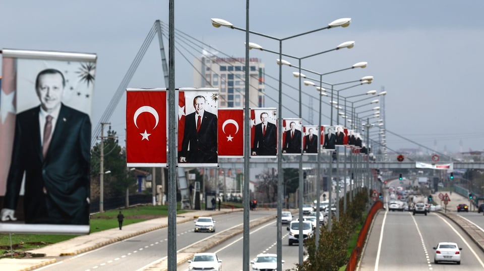 Erdogan-Plakate an der Autobahn in Diyarbakir.