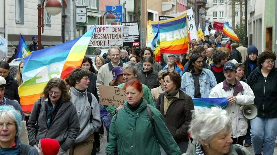 Bodensee-Ostermarsch 2003: Politische, gewerkschaftliche und kirchliche Gruppen haben um Anti-Kriegs-Protest aufgerufen.