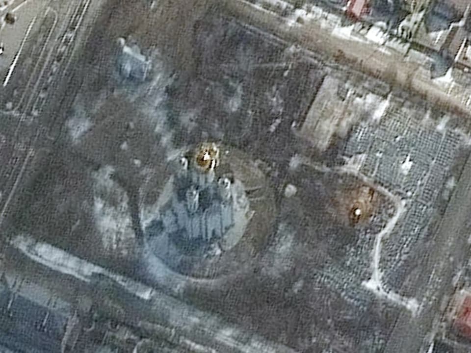 Satellitenfoto vom 10. März: Das Massengrab bei der Kirche St. Andreas in Butcha ist bereits zu sehen.
