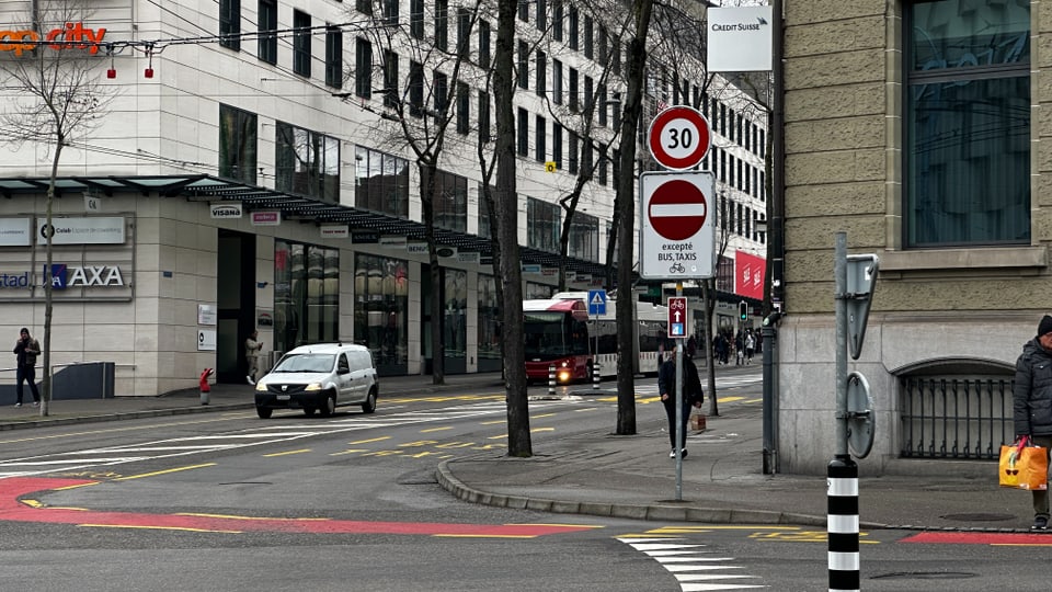Hauptstrasse in Freiburg mit einem Temp-30-Schild.