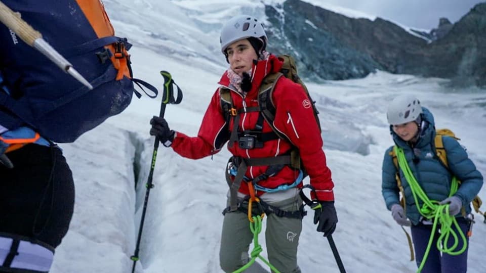 Laila Grillo unterwegs auf dem Gletscher mit Bergführer Ralf Weber und Freundin Delia Bless