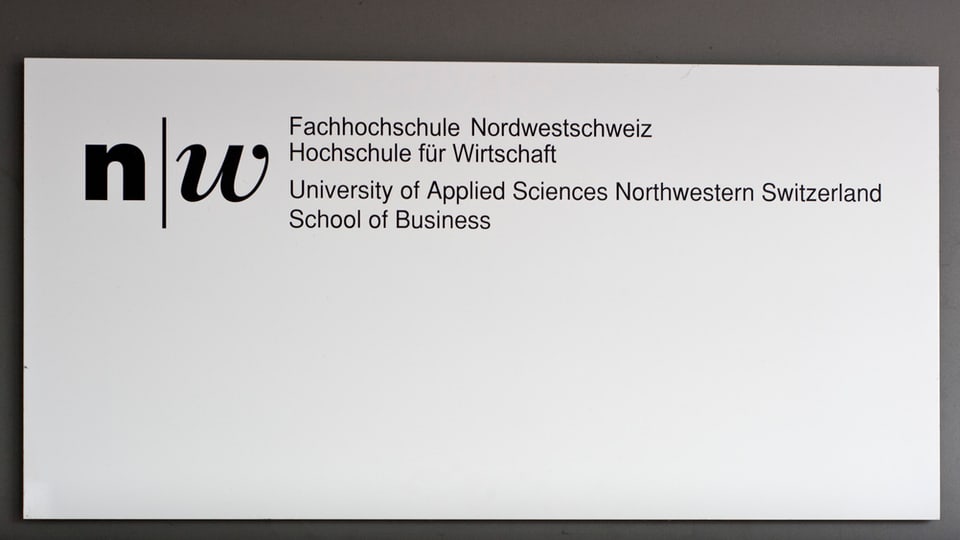 Schild der Fachhochschule Nordwestschweiz, Hochschule für Wirtschaft.