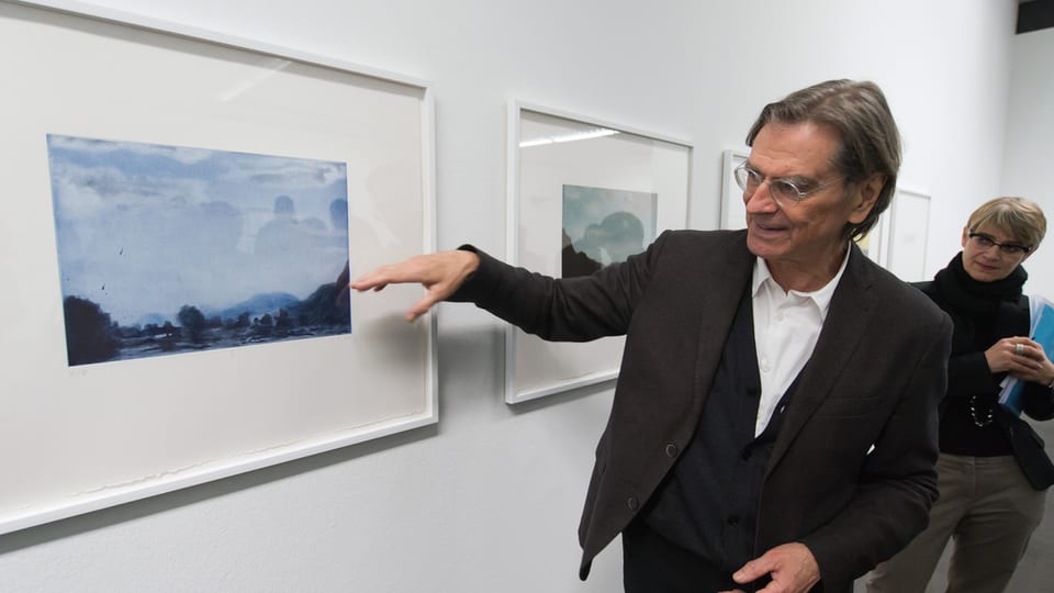 Markus Raetz bei einem seiner Bilder im Kunstmuseum Bern