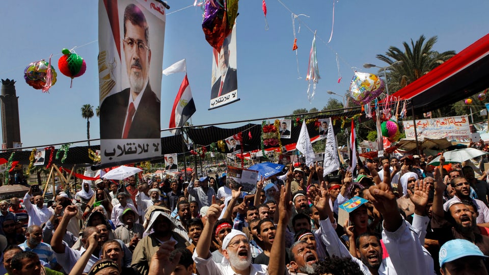 Anhänger des gestürzten Präsidenten Mohammed Mursi protestieren nach den Freitagsgebeten in Kairo. 