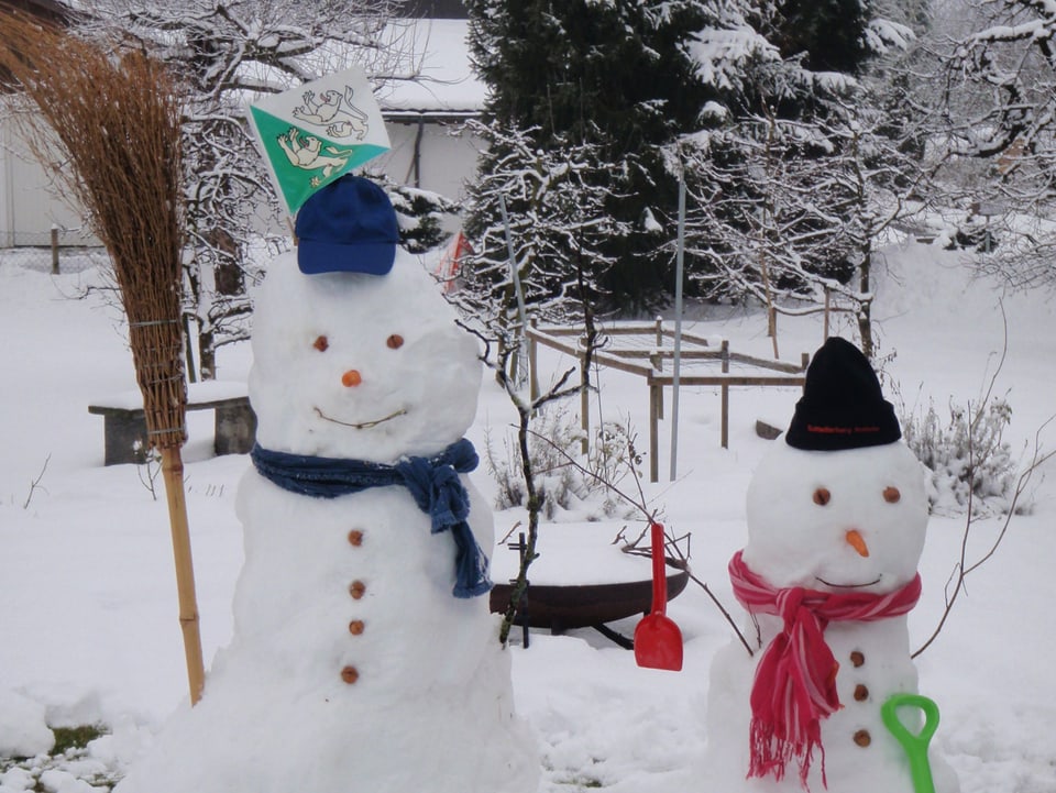 Ein paar Zentimeter nasser Neuschnee  inspirierte die Schneekünstler, ein Schneemeitli und ein Schneebueb entstanden in Münchwilen (TG).