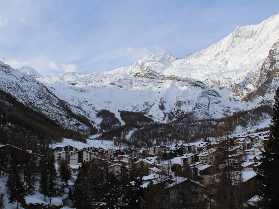 Blick auf das Dorf von Saas-Fee, im Hintergrund das Skigebiet.