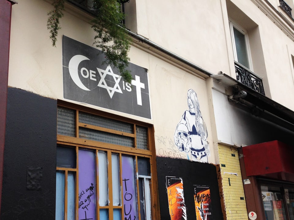 Poster Coexist in einer Pariser Strasse.