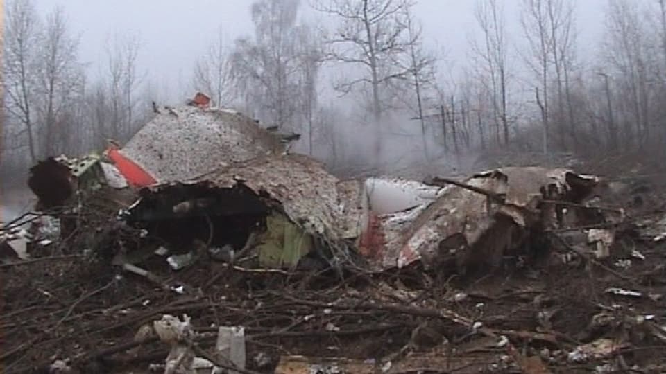 Trümmer der abgestürzten Tupolew Tu-154 im Wald nahe Smolensk