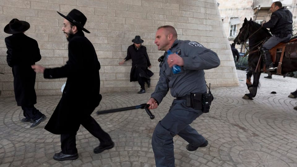 Zwei orthodoxe Juden fliehen vor der Polizei.