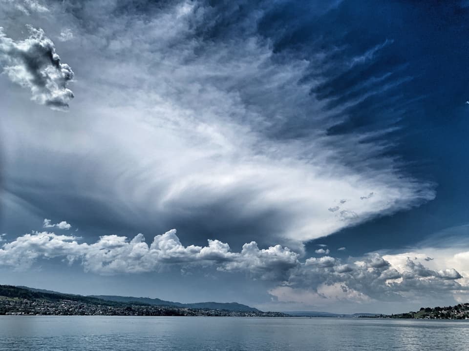 Wolken und Sonne teilen sich den Himmel über dem Zürichsee.
