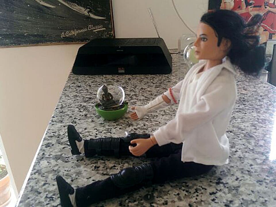 Radio und Michael-Jackson-Puppe.