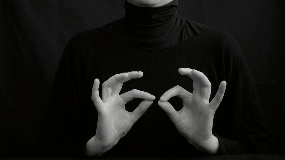 eine schwarz-weiss Fotografie von zwei Händen
