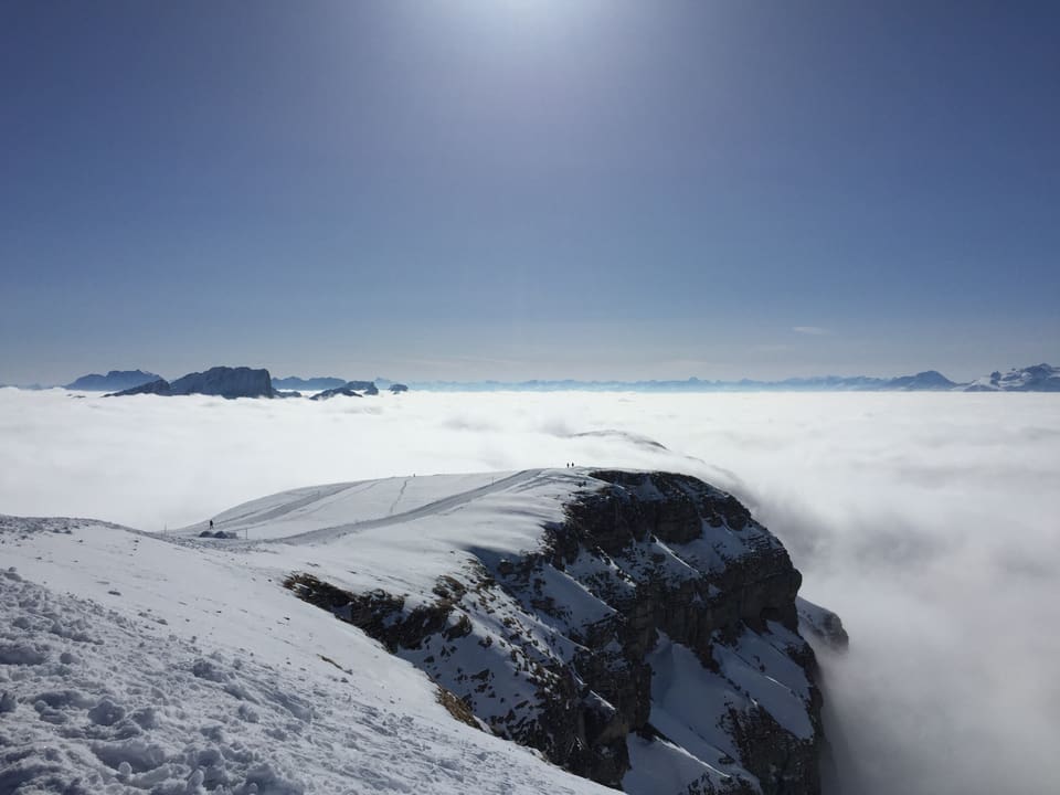Nebelmeer, blauer Himmel, verschneite Bergspitzen, weite Sicht