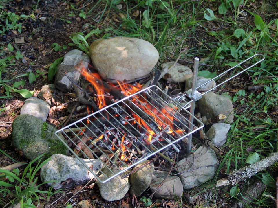 Grill über einem Feuer.