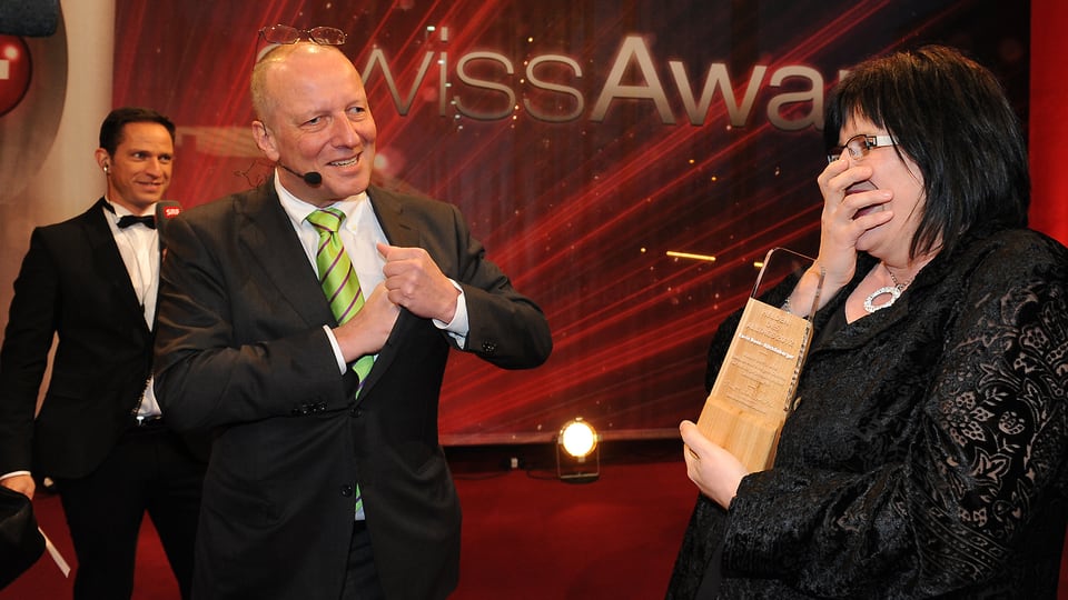 Karin Boss-Röthlisberger Karin Boss-Röthlisberger ist völlig überrascht als Roger de Weck verkündet, dass sie «Heldin des Alltags» ist.