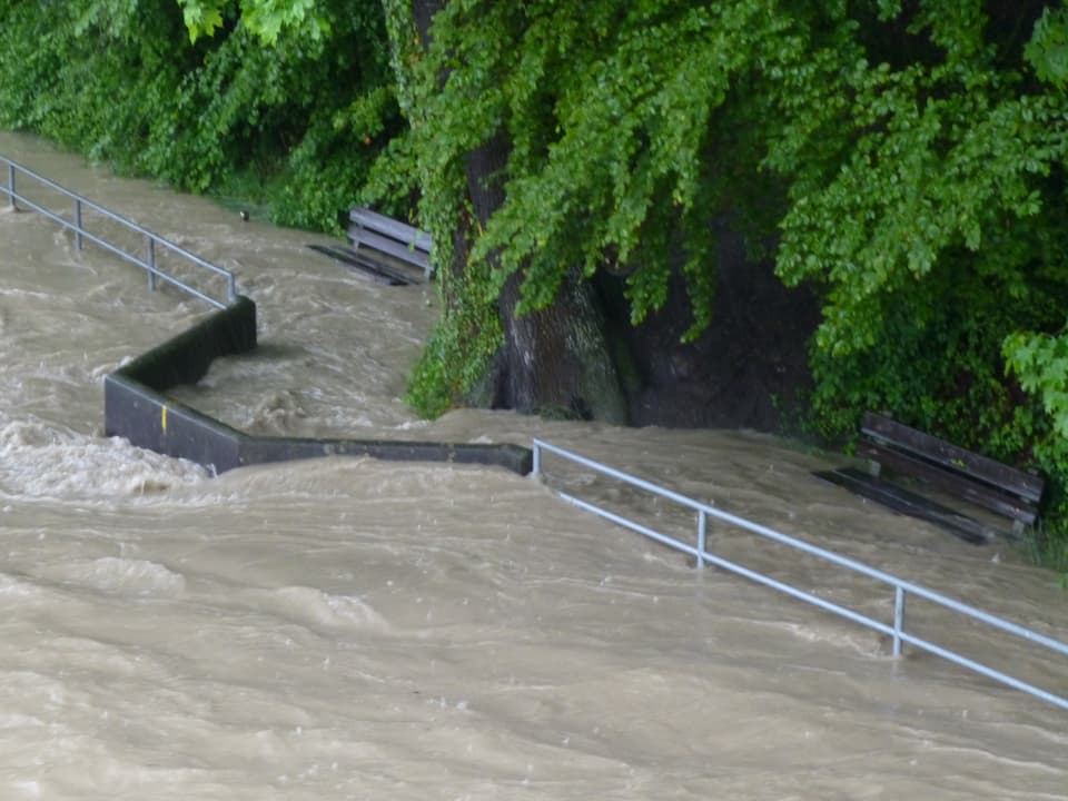 Der von der Reuss überflutete Uferweg in Bremgarten (AG).