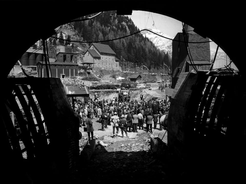 Blick auf eine Menschenmenge vor dem Tunnelportal