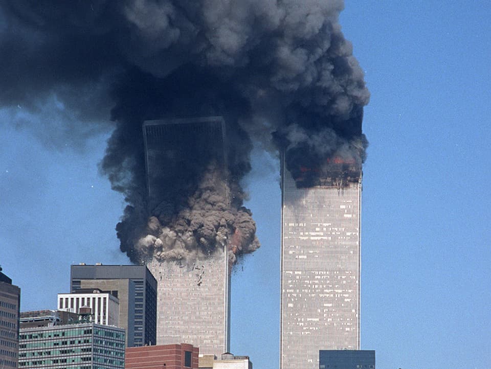 Die beiden Türme des World Trade Centers in New York nach dem Anschlag. Sie stehen noch.