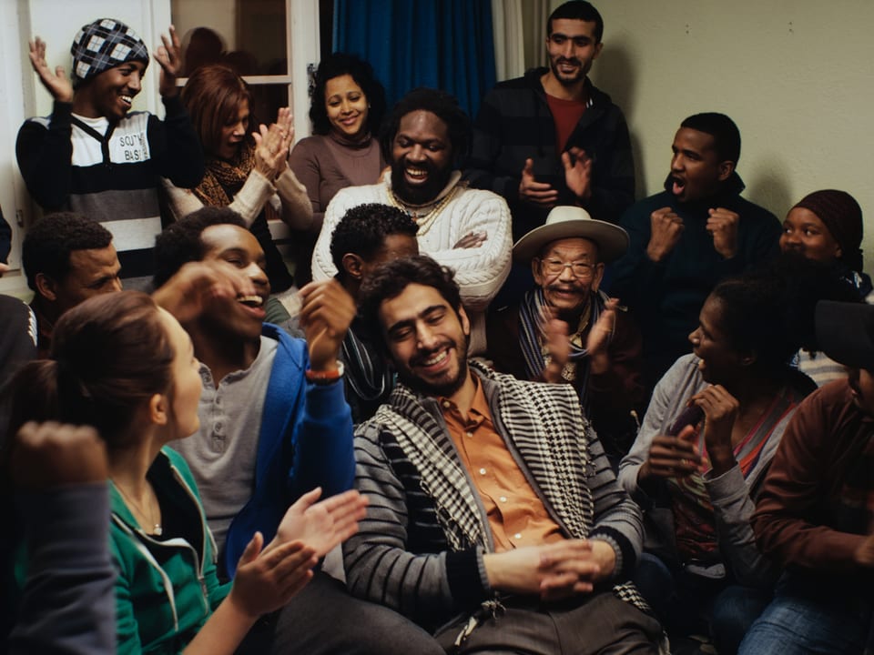 Eine Gruppe von Asylbewohnern lacht gemeinsam
