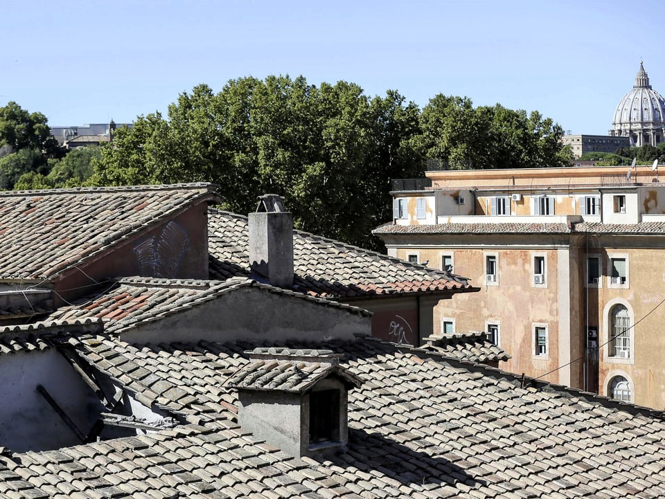 Bild des 2016 eingestürzten Schulhausdaches in Rom.