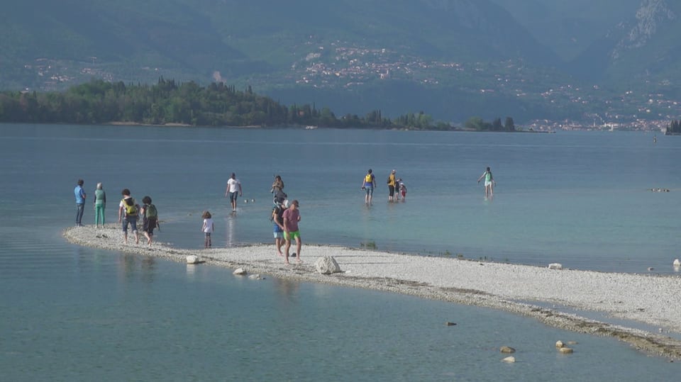 Mehrere Menschen am Gardasee.