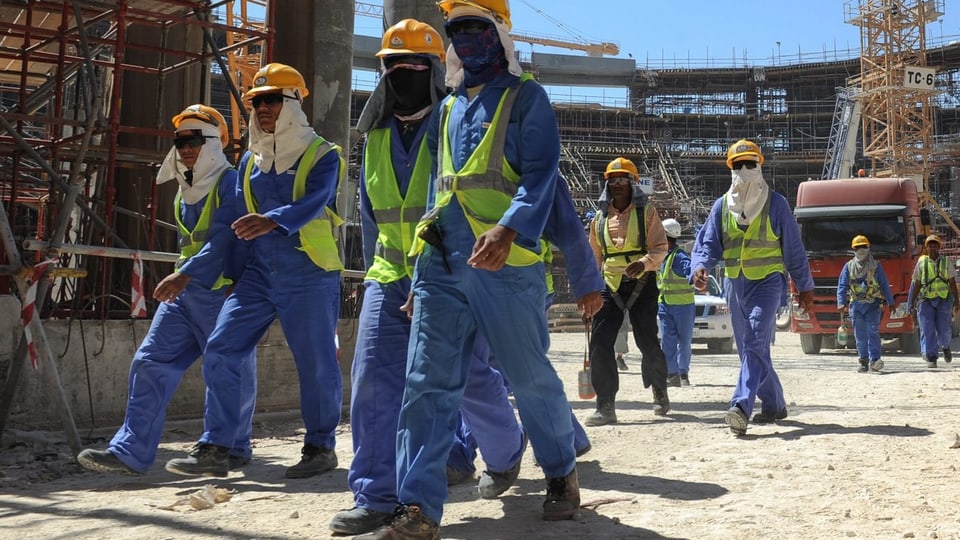 Ausländische Arbeiter verlassen eine Baustelle in Katar